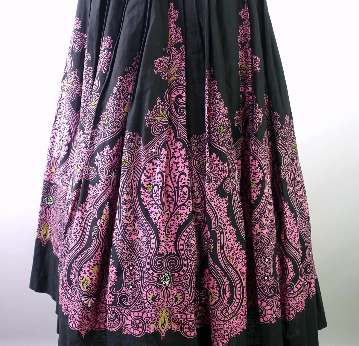 50s Full Skirt Women's Vintage 60s Paisley Print Black Pink VFG Medium Sears Kerrybrooke