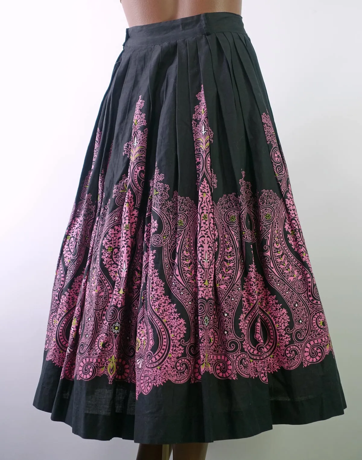 50s Full Skirt Women's Vintage 60s Paisley Print Black Pink VFG Medium Sears Kerrybrooke